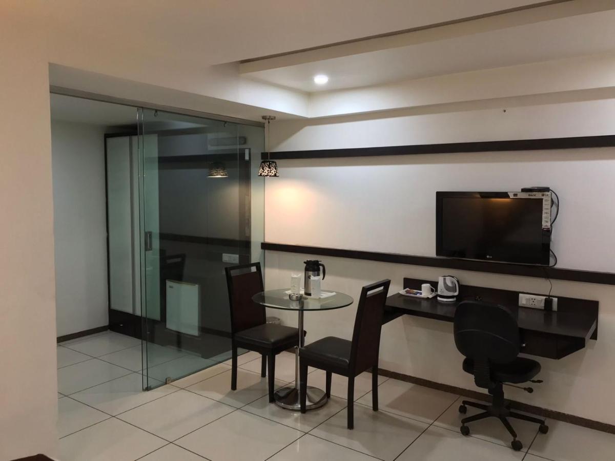 Pearl Hotel & Banquets Ahmadábád Kültér fotó