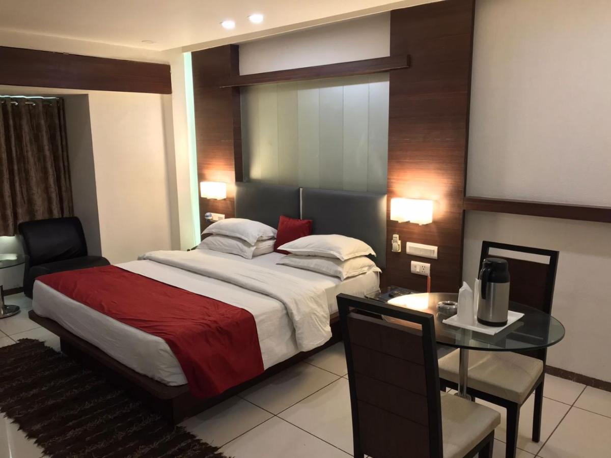 Pearl Hotel & Banquets Ahmadábád Kültér fotó